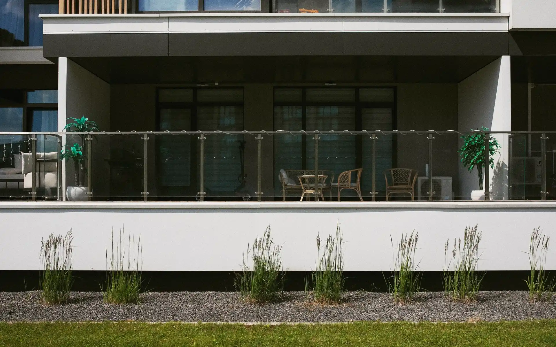 Frameless glass railing on a small elevated courtyard level
