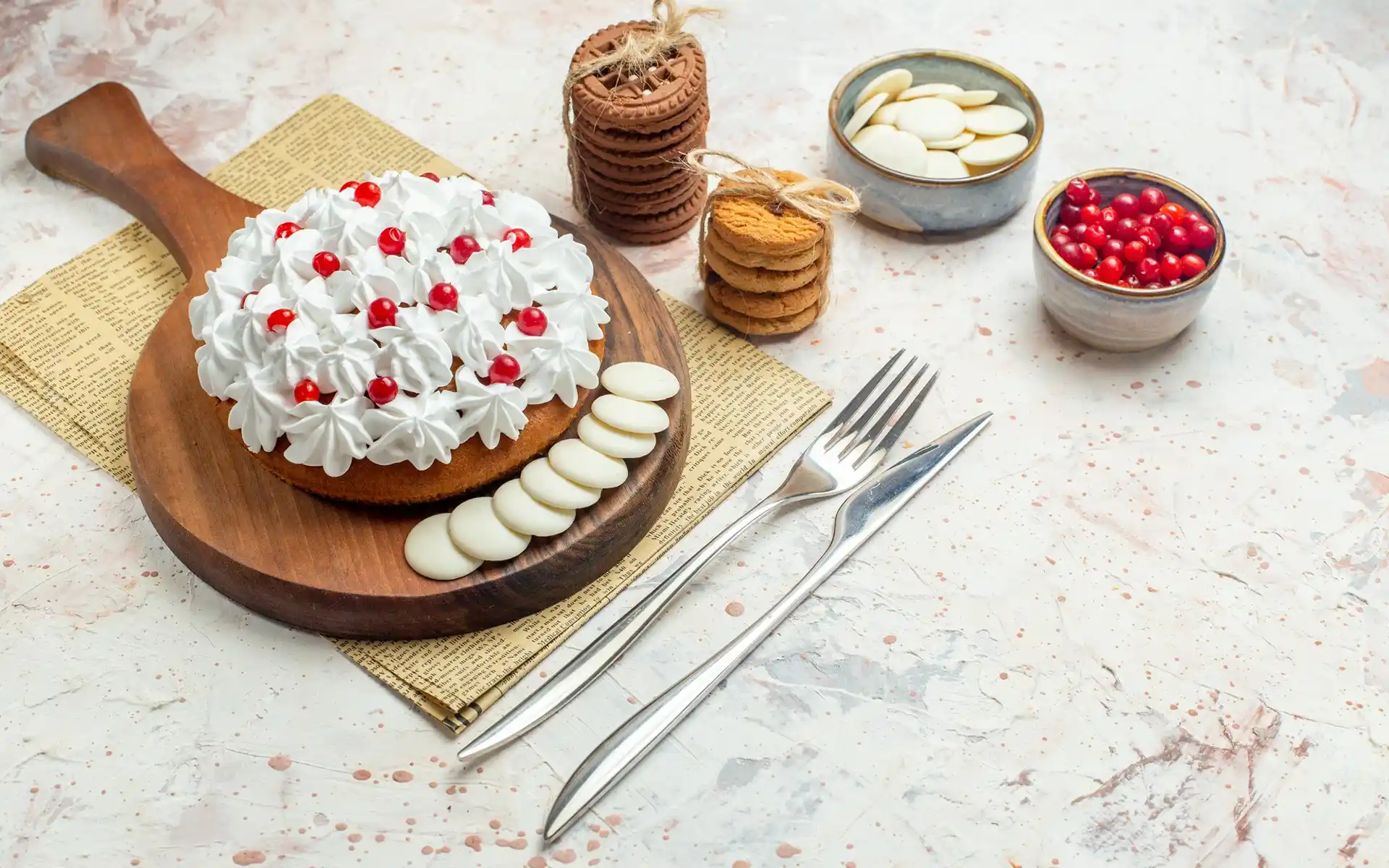 Rustic wedding cake sitting on a thick wood slice stand